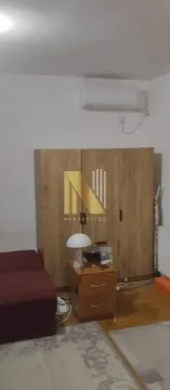 Nameštena spavaća soba sa krevetom, garderoberom i noćnim stočićem. - image 5