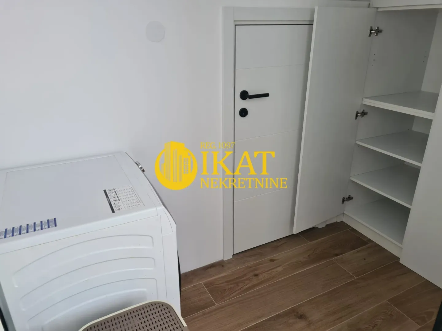 Izdavanje, trosoban stan, 360m², Savski Venac, Beograd