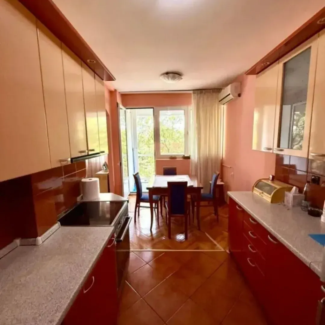 Prodaja, trosoban stan, 100m², Pejton, Podgorica