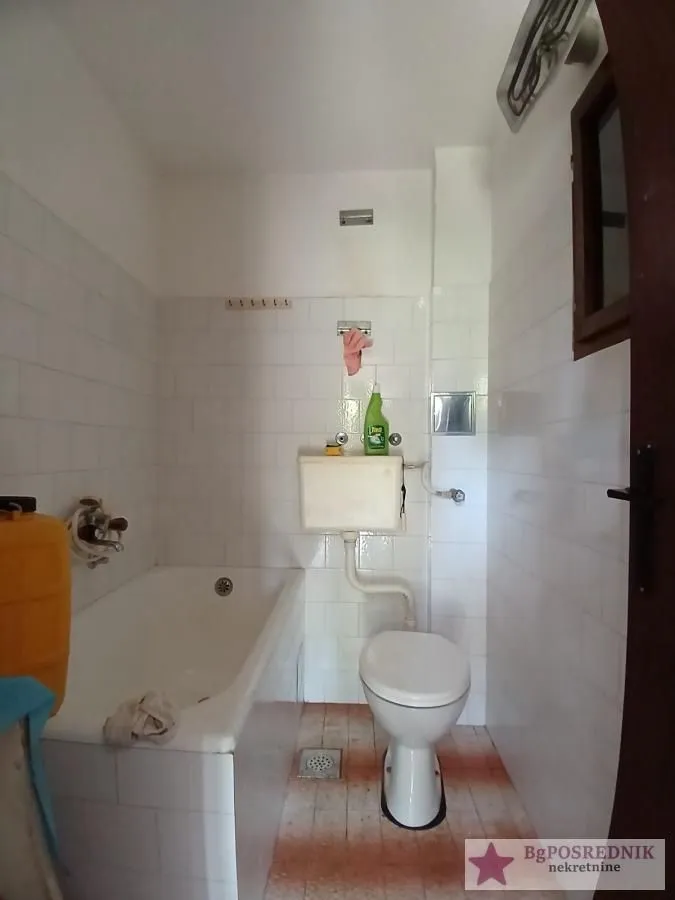 Manje kupatilo sa kadom i toaletom.