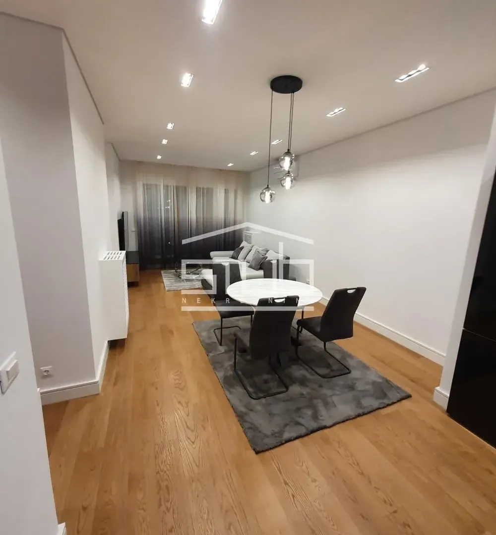 Izdavanje, trosoban stan, 88m², Savski Trg, Beograd