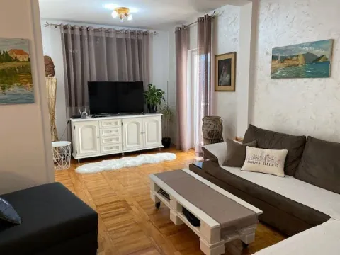 Rent, three bedroom apartment, 80m², Budva, Crna Gora - image 1