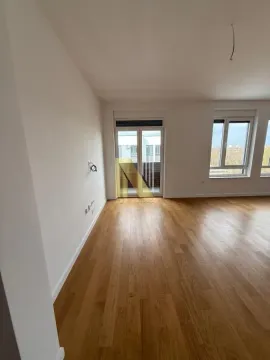Prazna soba sa parketom i izlazom na terasu. - image 4