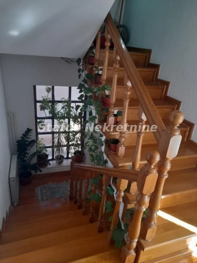 Prodaja, četvorosoban stan, 160m², Lipov gaj, Novi Sad Sve Podlokacije
