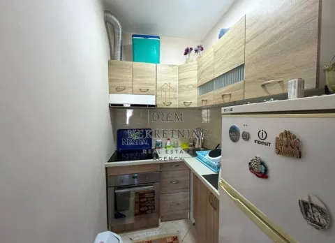 Manja kuhinja sa drvenim elementima i osnovnim aparatima. - image 7