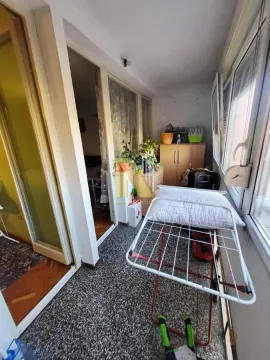 Zastakljeni balkon sa sušilicom za veš i ormarićem. - image 15