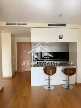 Moderna kuhinja sa šankom i barskim stolicama. - image 7