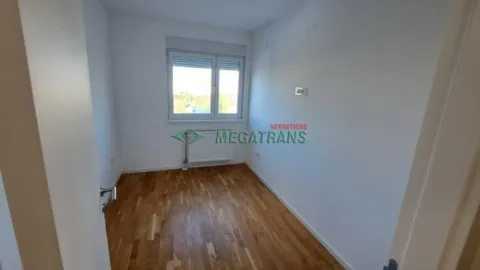 Prazna soba sa parketom i prozorom. - image 10