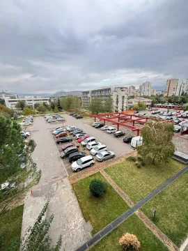 Pogled sa visine na parking prostor i okolne zgrade. - image 10