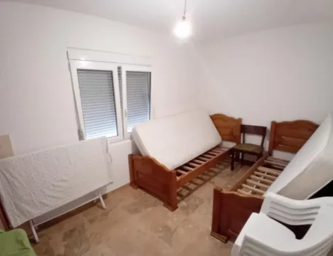 Spavaća soba sa dva drvena kreveta i dušecima. - image 4