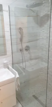 Svijetlo kupatilo sa staklenom tuš kabinom. - image 7