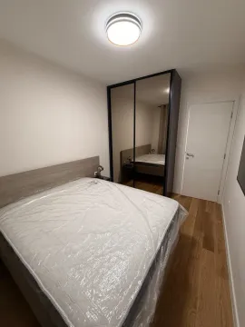 Spavaća soba sa bračnim krevetom i ugradnim ormarom sa ogledalom. - image 10