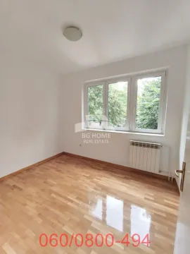 Prazna soba sa parketom i belim zidovima. - image 4