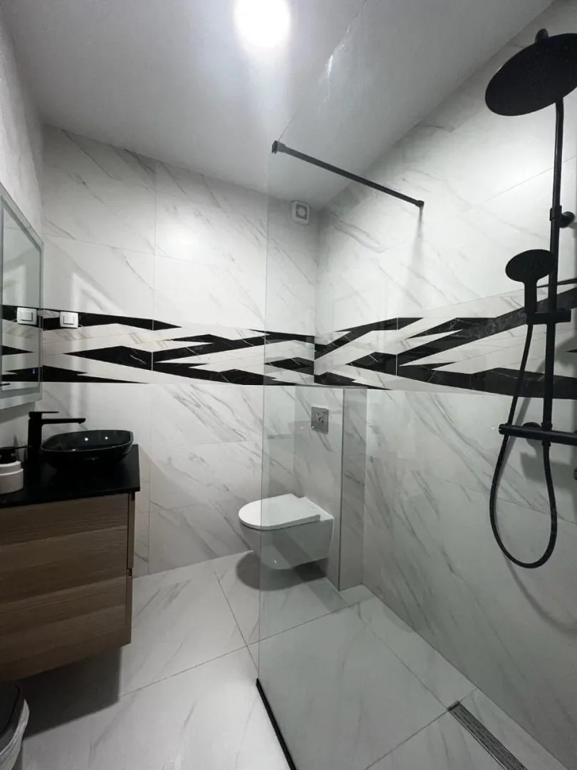 Izdavanje, trosoban stan, 123m², Tivat, Crna Gora