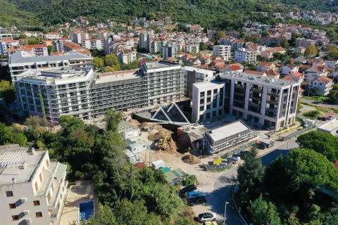 Pogled iz vazduha na stambeni kompleks u izgradnji sa okolinom. - image 4