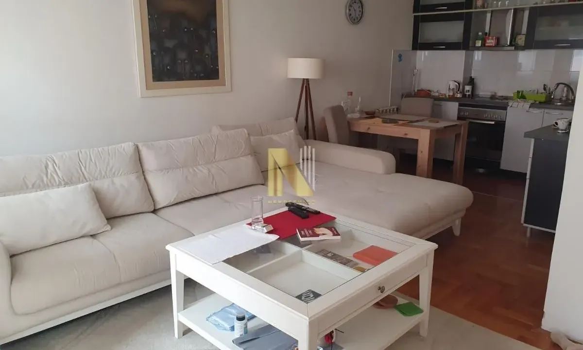 Izdavanje, dvosoban stan, 58m², Centar, Novi Sad