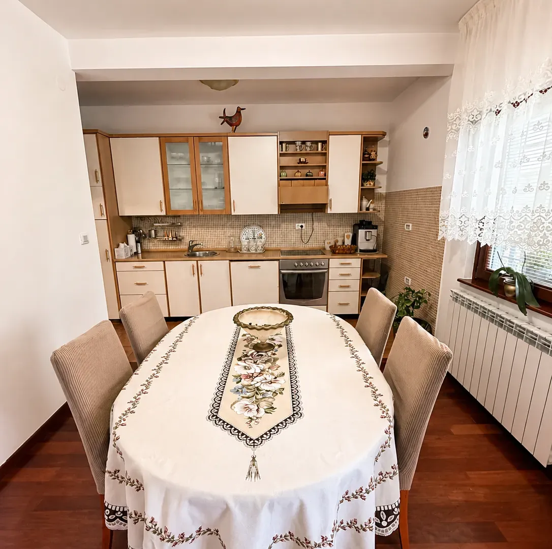 Izdavanje, trosoban stan, 100m², Gorica C, Podgorica