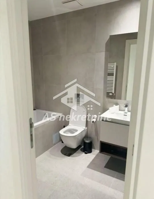 Izdavanje, četvorosoban stan, 110m², Savski Venac, Beograd