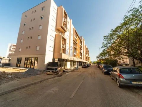 Izdavanje, poslovni prostor, 100m², Stari Aerodrom, Podgorica - image 7