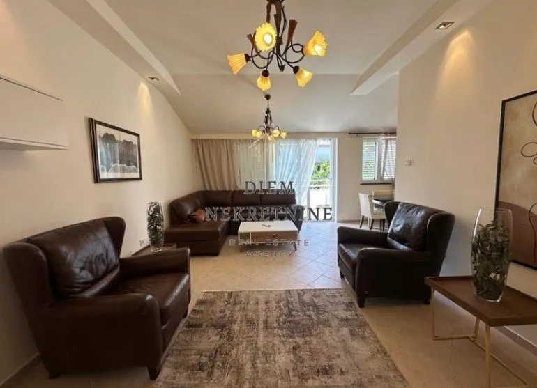 Izdavanje, trosoban stan, 114m², Momišići, Podgorica