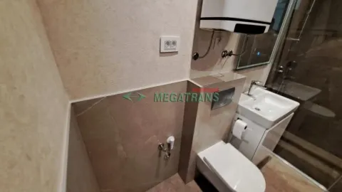 Pogled na kupatilo sa WC šoljom, umivaonikom i tuš kabinom. - image 5