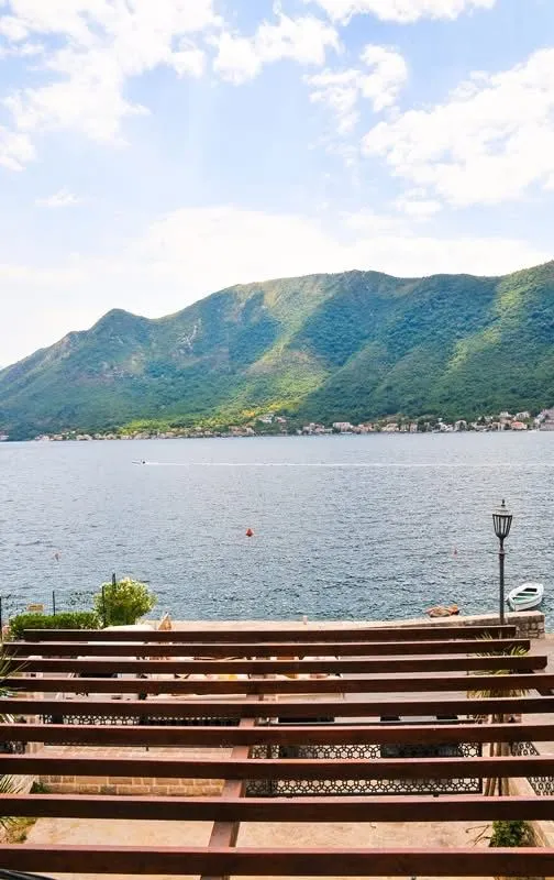 Pogled na more i planine sa terase.