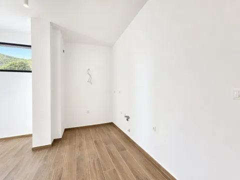 Prazna svijetla prostorija sa bijelim zidovima i podom od drvenog laminata. - image 16