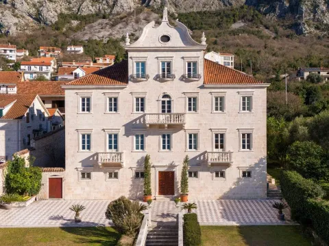 Sale, house, 1100m², Dobrota, Kotor - image 1