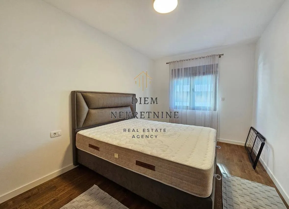 Furnished bedroom with a double bed.