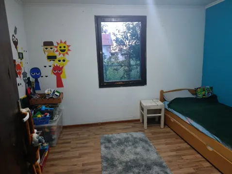 Dečja soba sa krevetom, prozorom i igračkama. - image 10