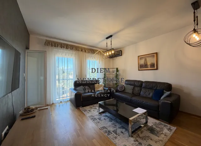 Living room furnished with a seating set and a coffee table.