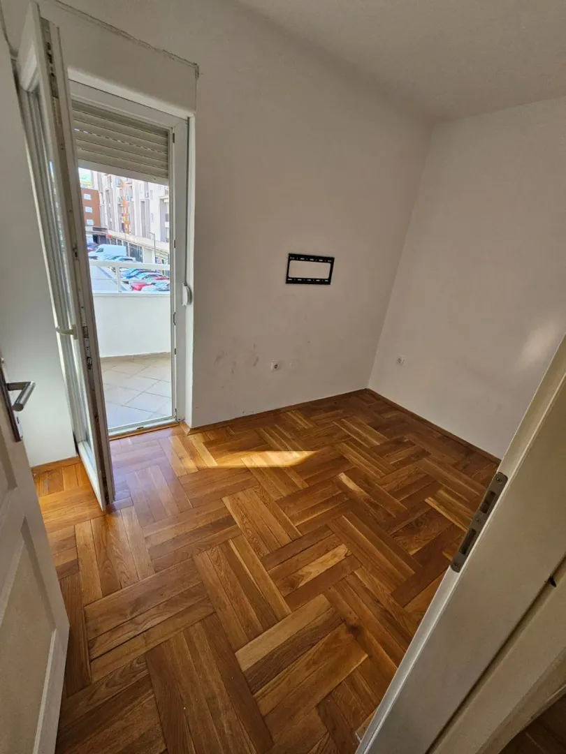 Empty room with parquet flooring and access to the terrace.
