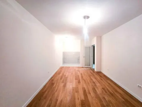 Izdavanje,  poslovni prostor, 49m2, Central Point, Podgorica