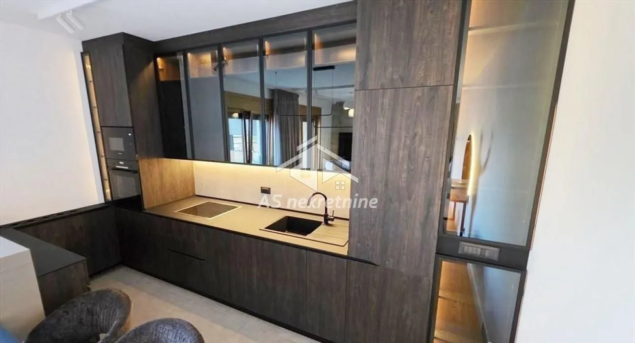 Izdavanje, trosoban stan, 95m², Savski Venac, Beograd