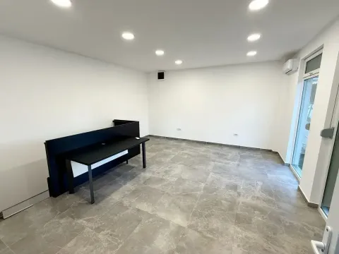 Rent, office space, 50m², Blok 9, Podgorica - image 5