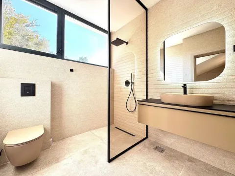 Moderna i svijetla kupatila sa tuš kabinom, umivaonikom i ugradnom sanitarijom. - image 7
