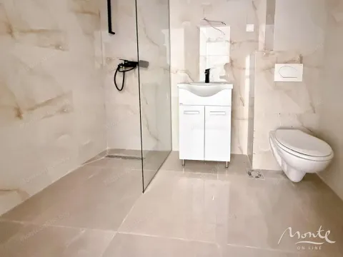 Moderno opremljeno kupatilo sa tuš kabinom, umivaonikom i toaletom. - image 9
