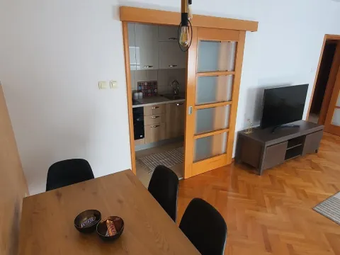 Izdavanje, jednosoban stan, 54m², Blok 6, Podgorica - image 14