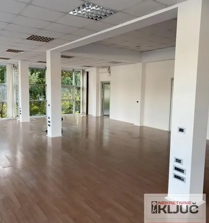 Izdavanje, poslovni prostor, 400m², Novo naselje, Novi Sad