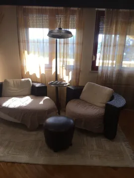 Udoban kutak za sjedenje sa dvije fotelje i podnom lampom. - image 3