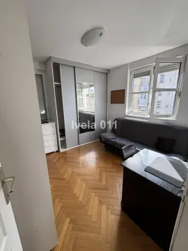 Nameštena spavaća soba sa garderoberom, krevetom i radnim stolom. - image 15