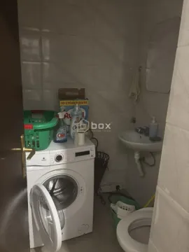 Manje kupatilo sa veš mašinom, umivaonikom i toaletom. - image 9