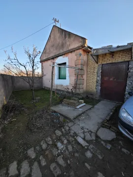 Pogled na dvorište i fasadu starije kuće sa pomoćnim objektom. - image 5