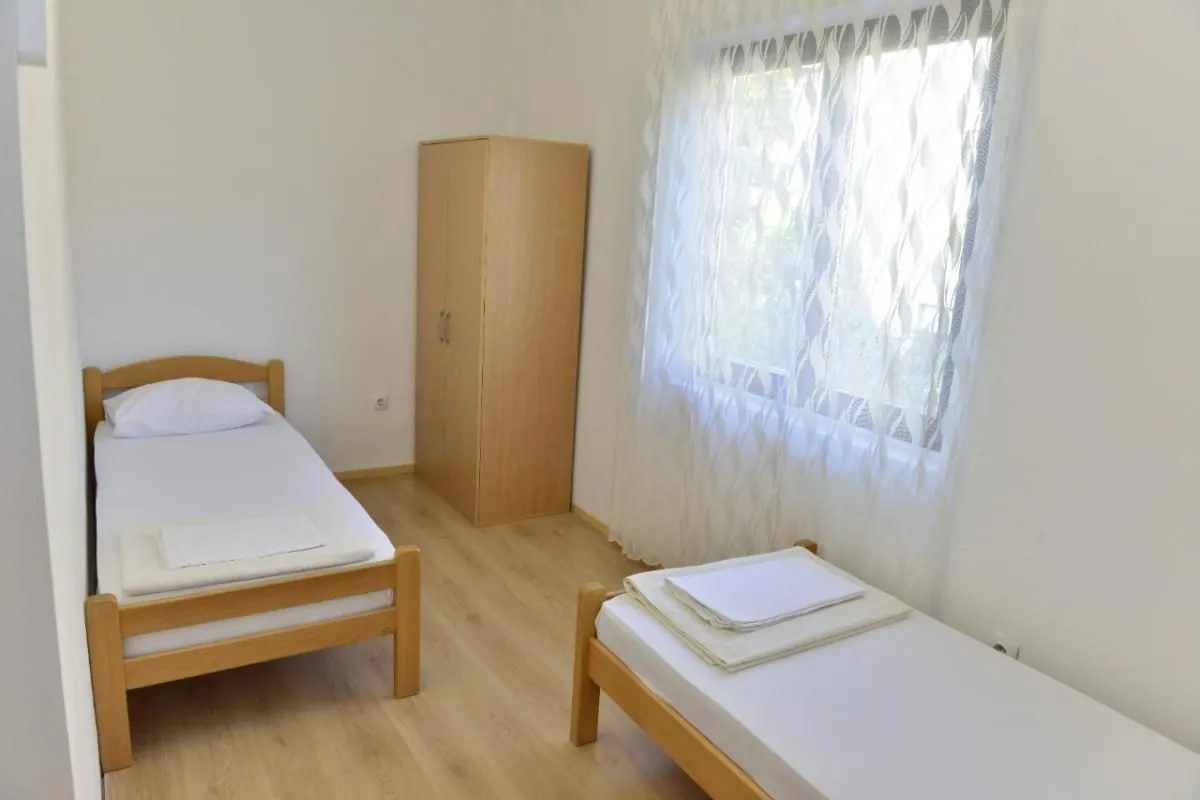 Izdavanje, četvorosoban stan, 218m², Kotor, Crna Gora