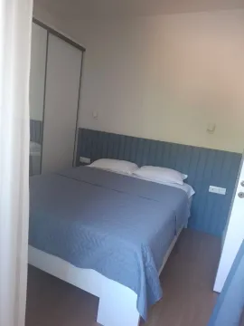 Furnished bedroom with a double bed and built-in wardrobe. - image 3