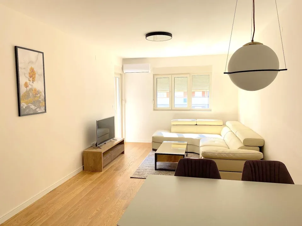 Izdavanje, dvosoban stan, 72m², Central Point, Podgorica