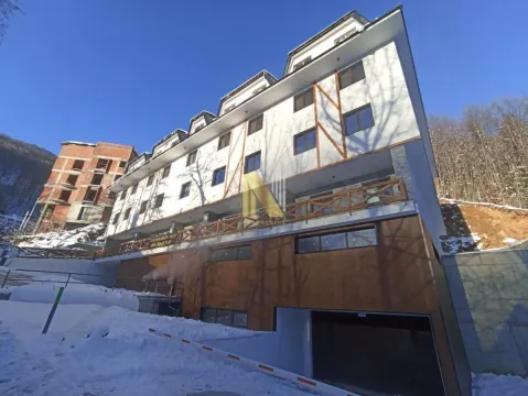 Pogled na spoljašnjost moderne stambene zgrade tokom zimskog perioda. - image 2