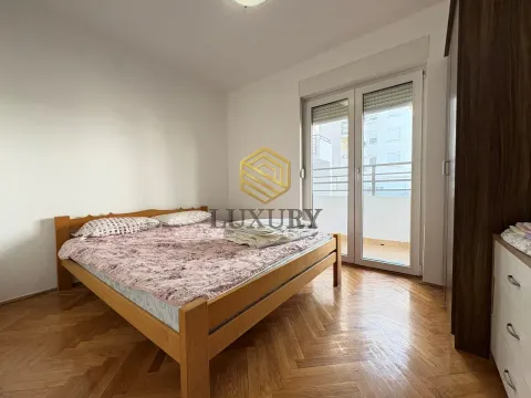 Spavaća soba sa bračnim krevetom, drvenim podom i izlazom na terasu. - image 8