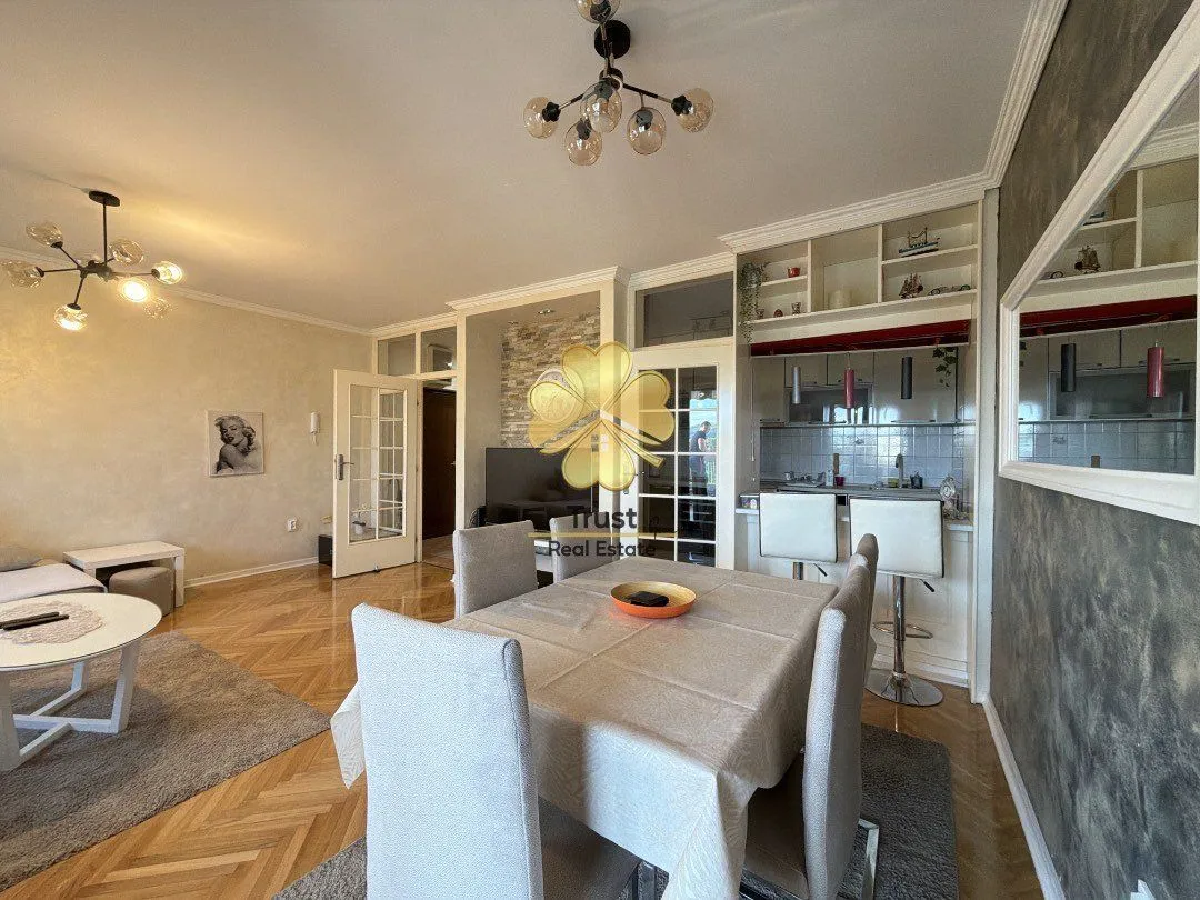 Spacious living room with a dining area and an open kitchen.