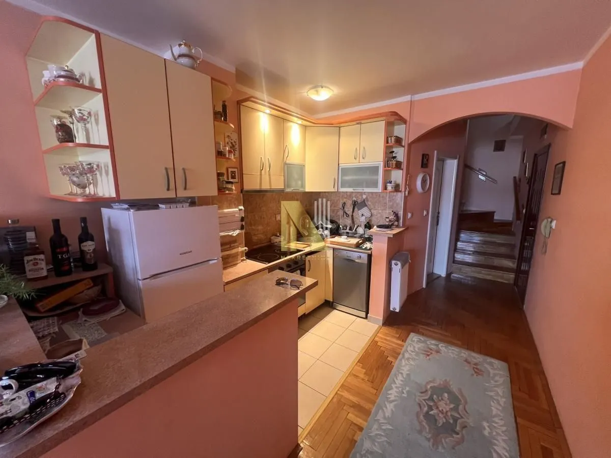 Prodaja, četvorosoban stan, 121m², Sajmište, Novi Sad
